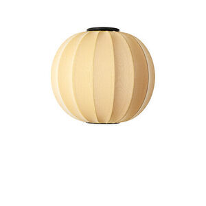 Rund loftlampe med strikket overflade, blød lys farve og sort base. Enkel og moderne stil.